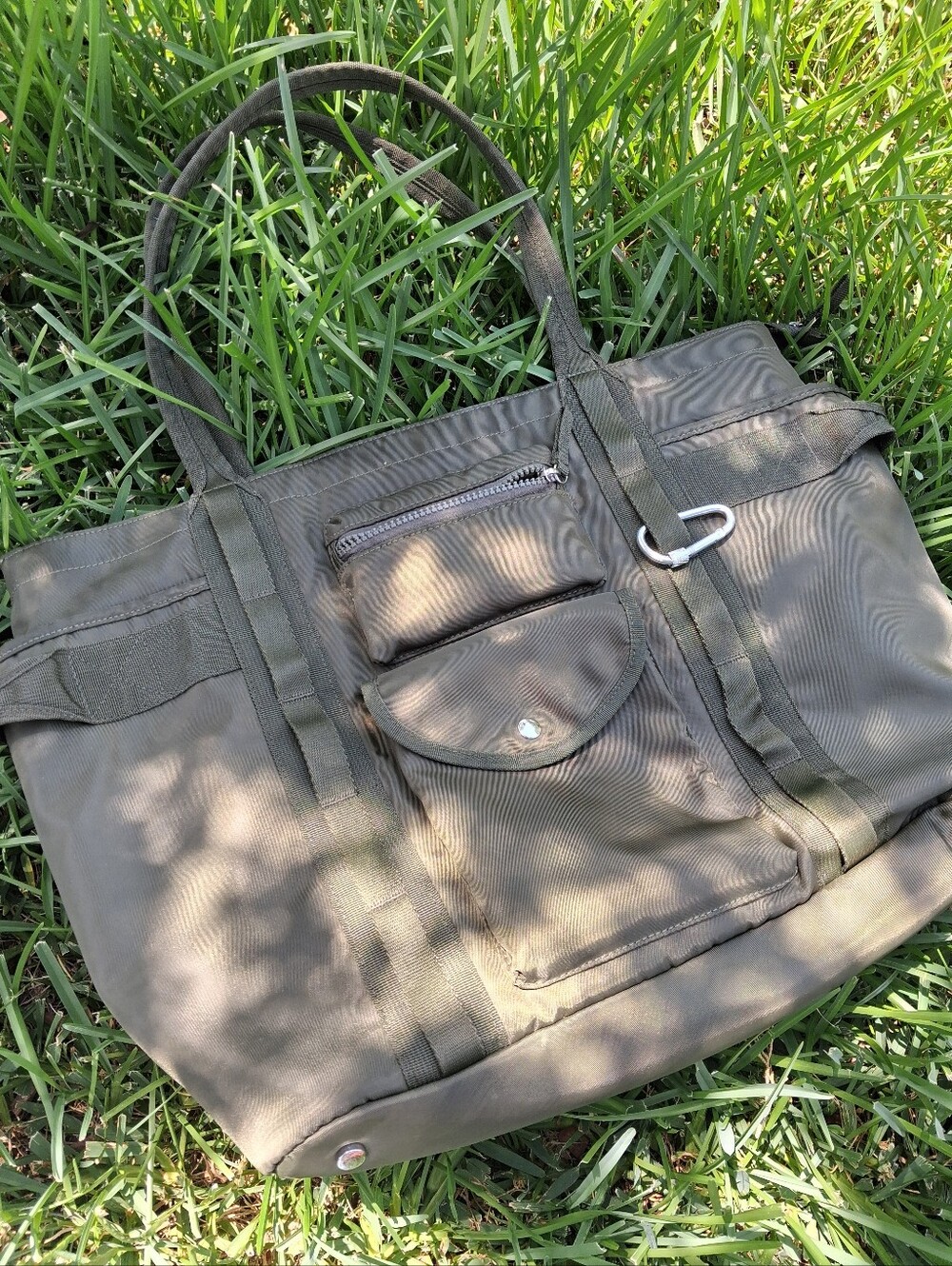 CLASSIC AND VERSATILE "TOMMY BAHAMA"  ARMY GREEN KHAKI NYLON TRAVEL BAG / TOTE.